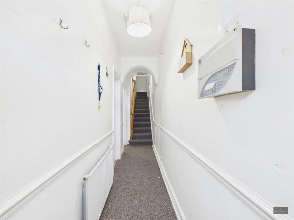 5 bedroom private hall for rent