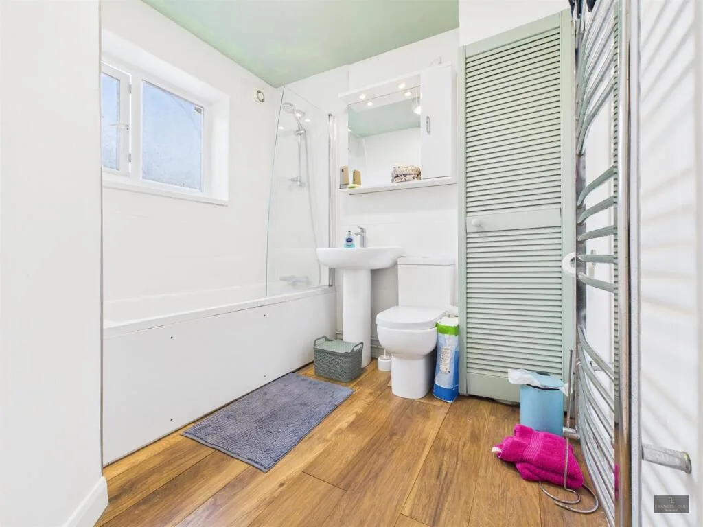 5 bedroom private hall for rent