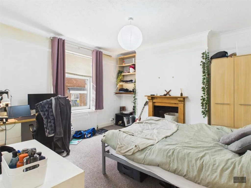 5 bedroom private hall for rent