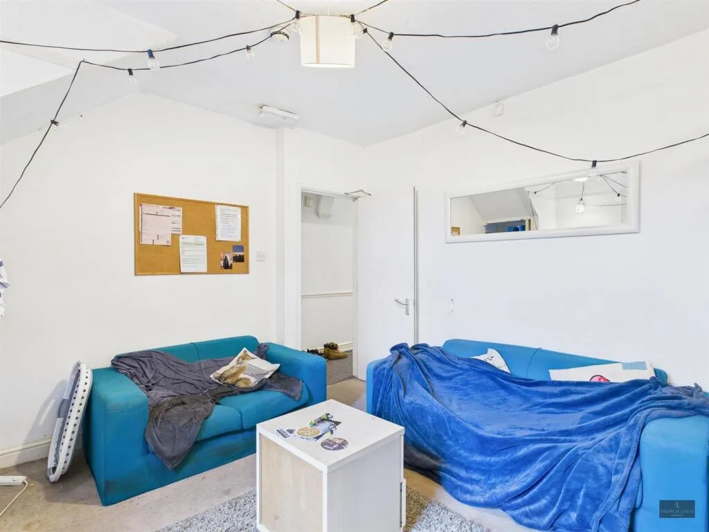 5 bedroom private hall for rent