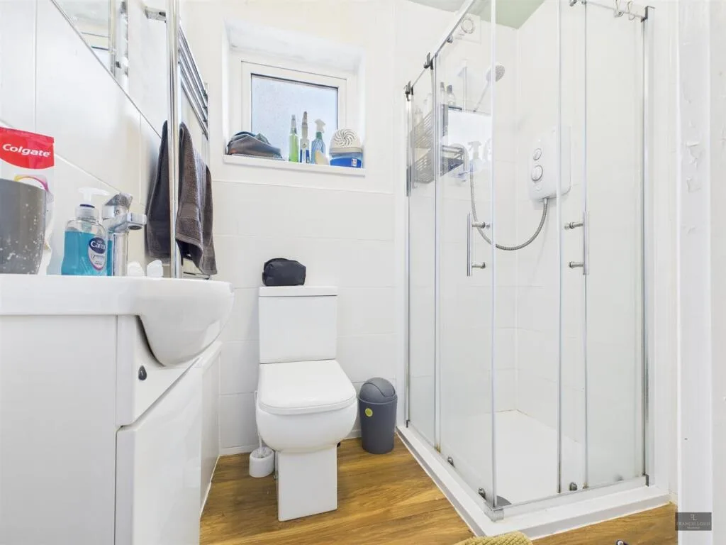 5 bedroom private hall for rent
