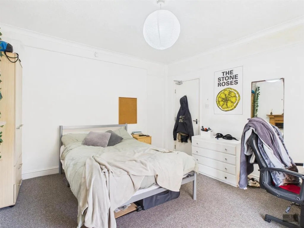 5 bedroom private hall for rent