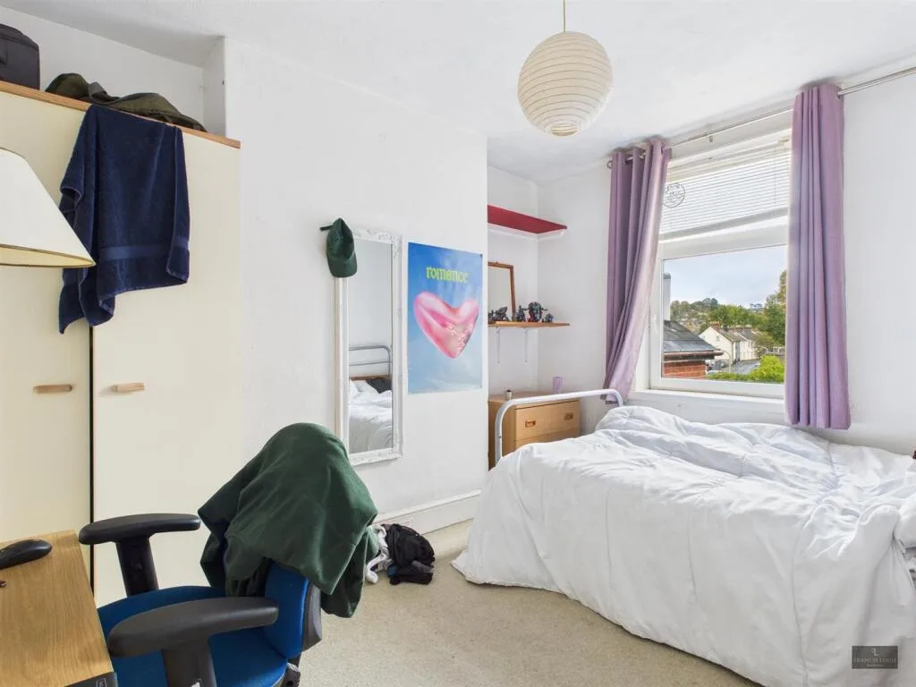 5 bedroom private hall for rent