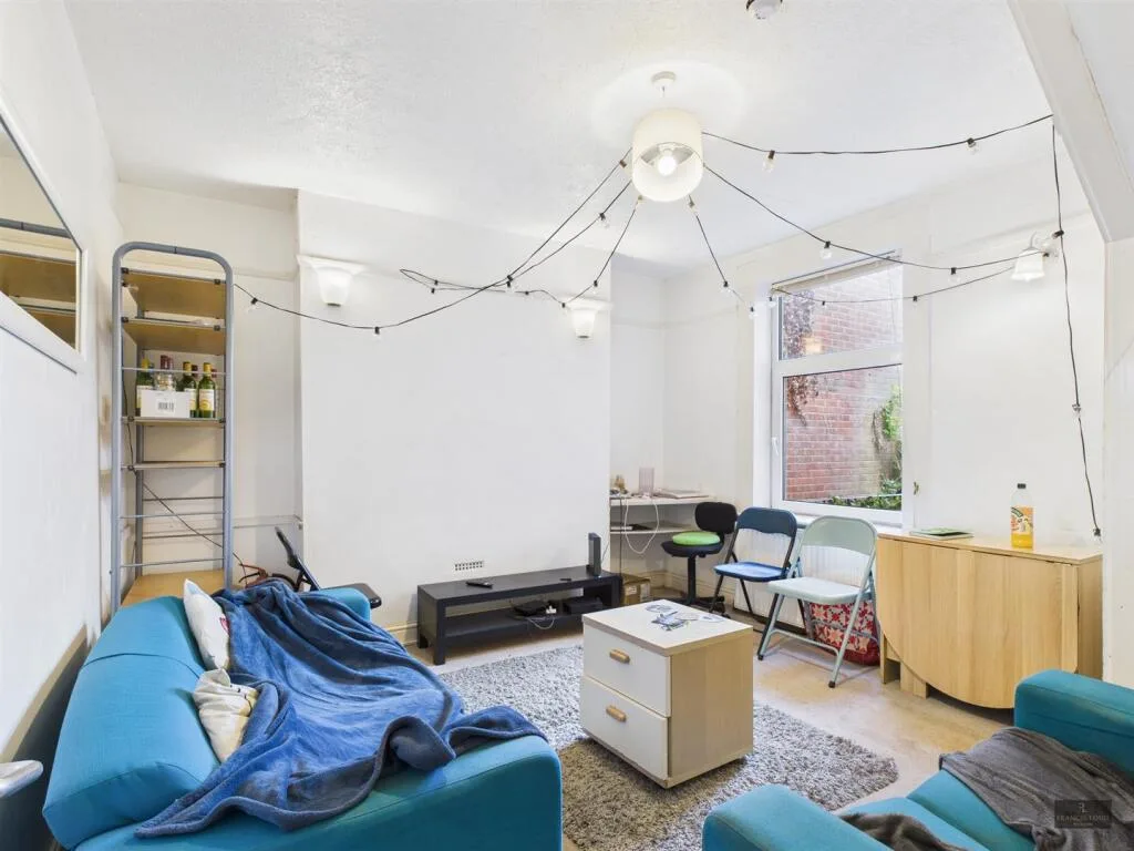 5 bedroom private hall for rent