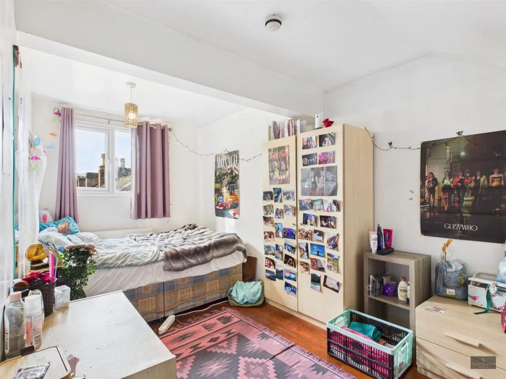 5 bedroom private hall for rent