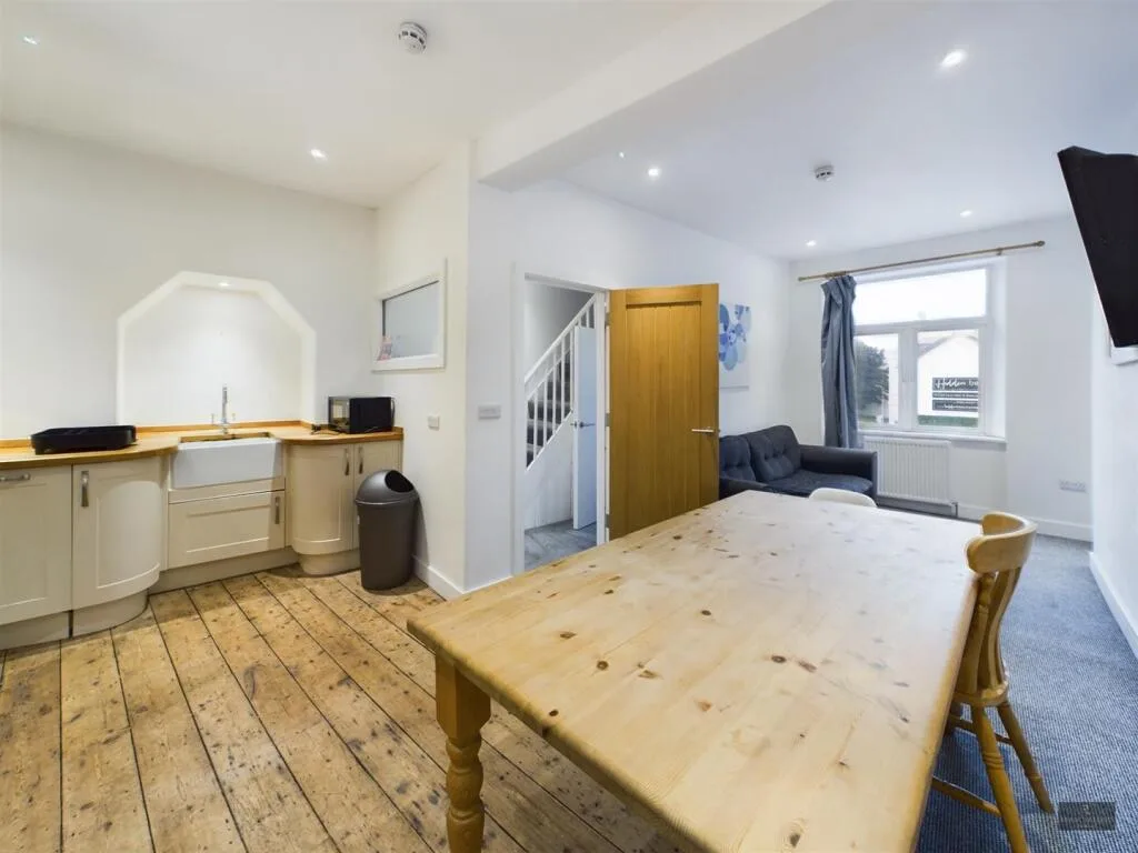 6 bedroom semi-detached house for rent