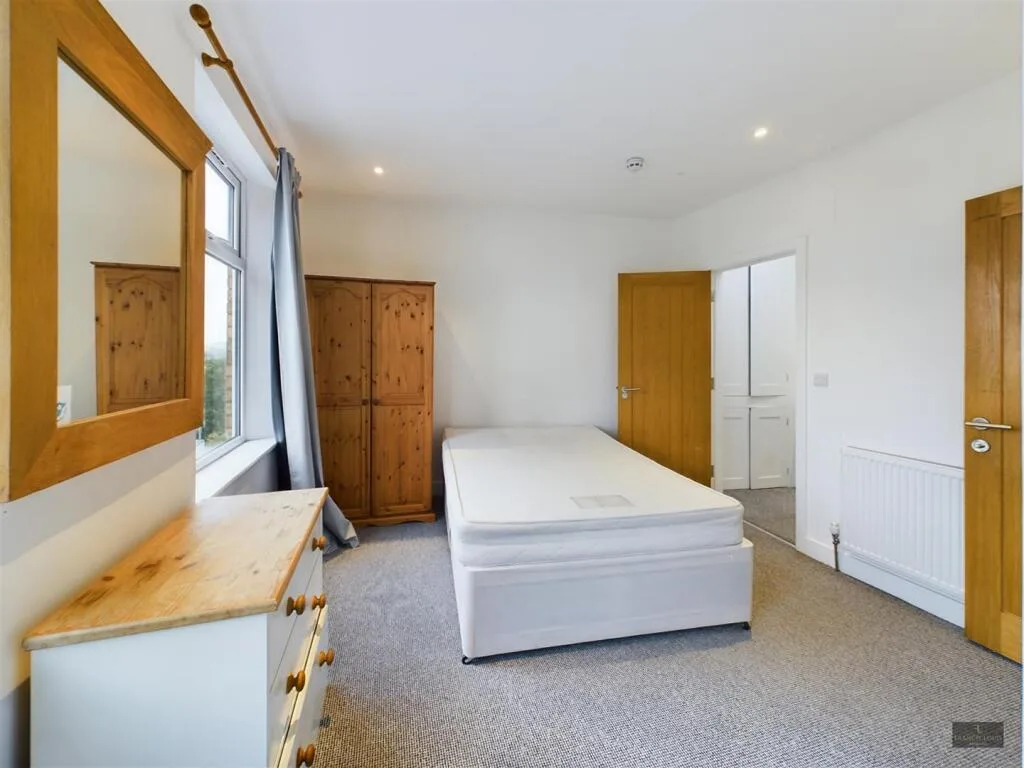 6 bedroom semi-detached house for rent