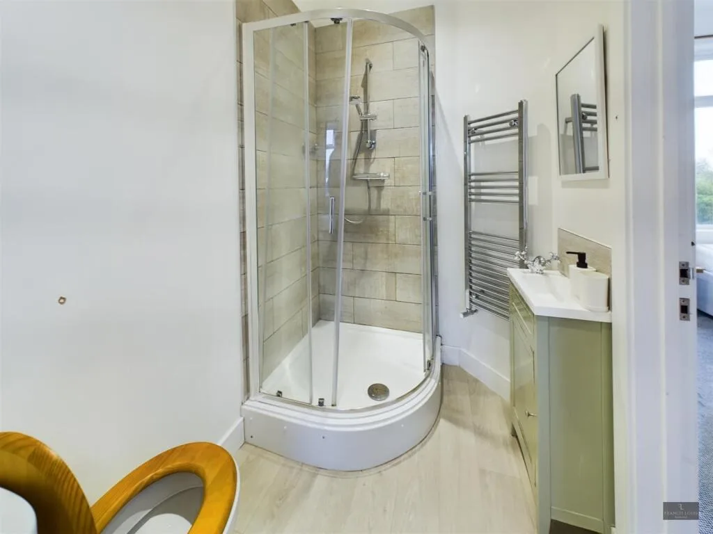 6 bedroom semi-detached house for rent