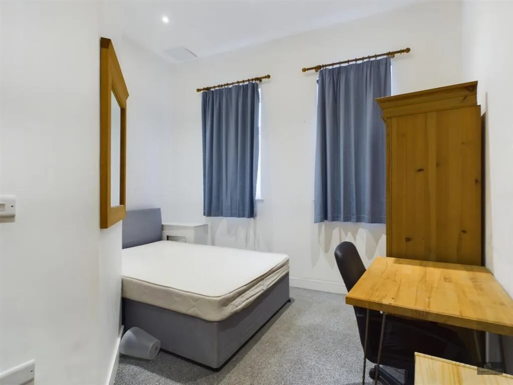 6 bedroom semi-detached house for rent