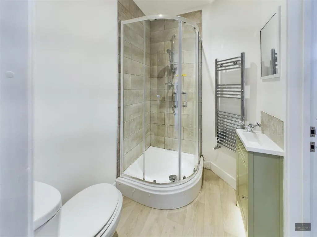 6 bedroom semi-detached house for rent