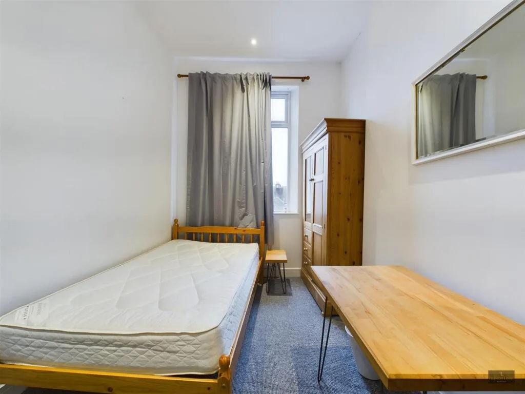 6 bedroom semi-detached house for rent