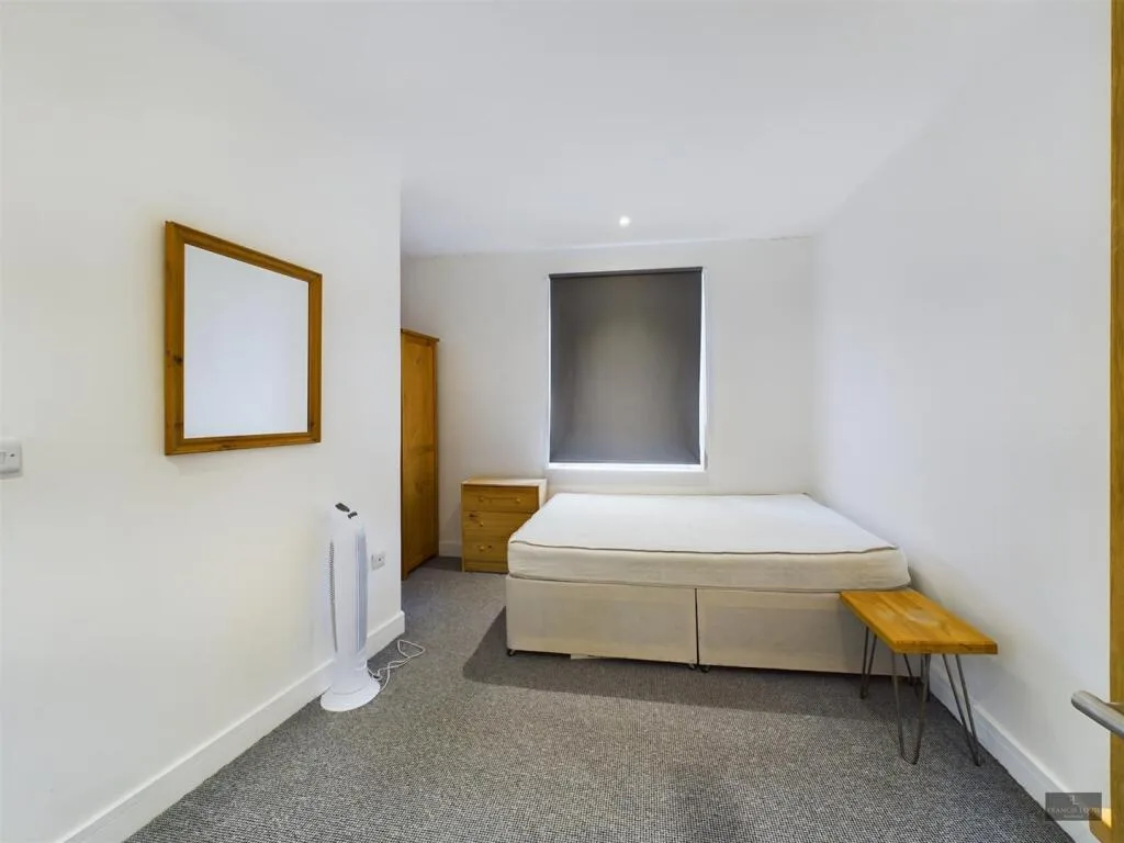 6 bedroom semi-detached house for rent