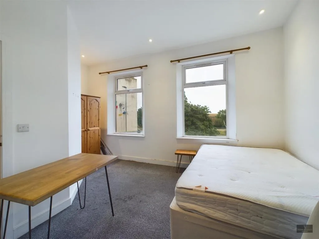 6 bedroom semi-detached house for rent
