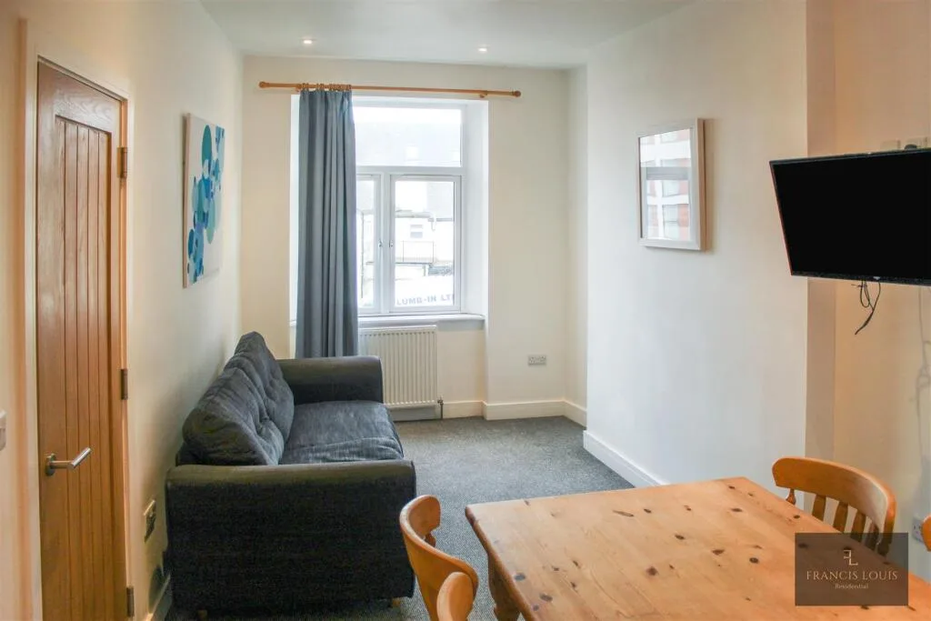 6 bedroom semi-detached house for rent