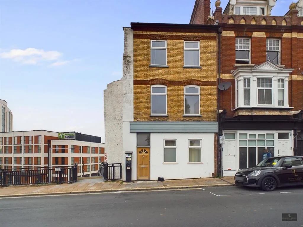 6 bedroom semi-detached house for rent