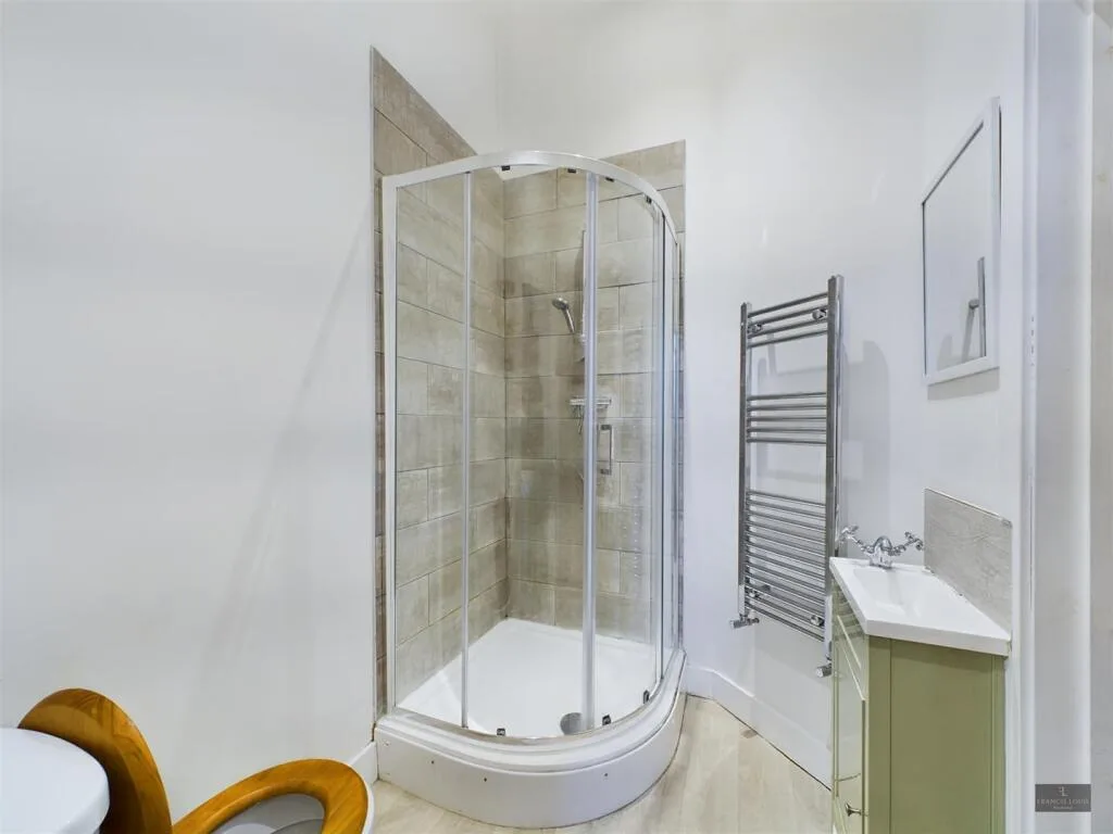 6 bedroom semi-detached house for rent