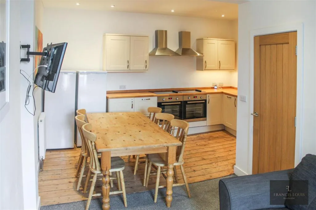 6 bedroom semi-detached house for rent