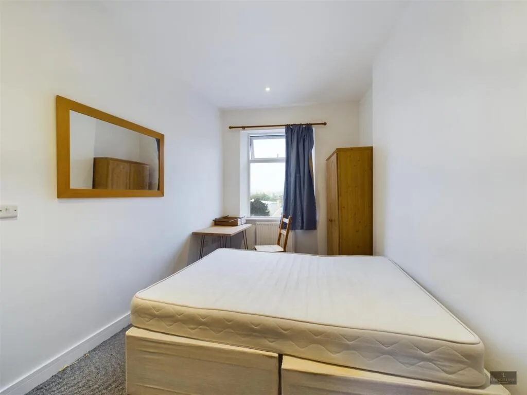 6 bedroom semi-detached house for rent