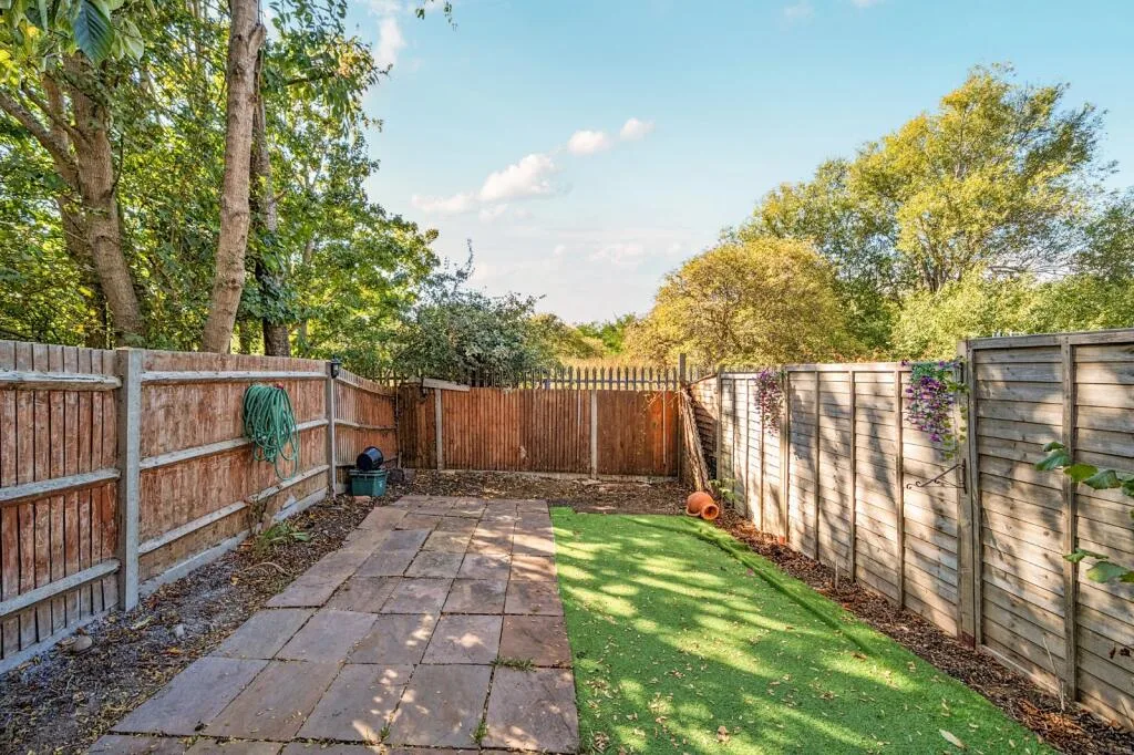 3 bedroom end of terrace house for rent