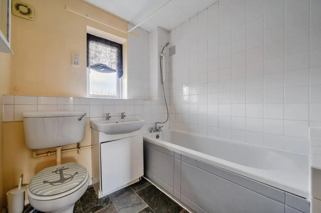 3 bedroom end of terrace house for rent