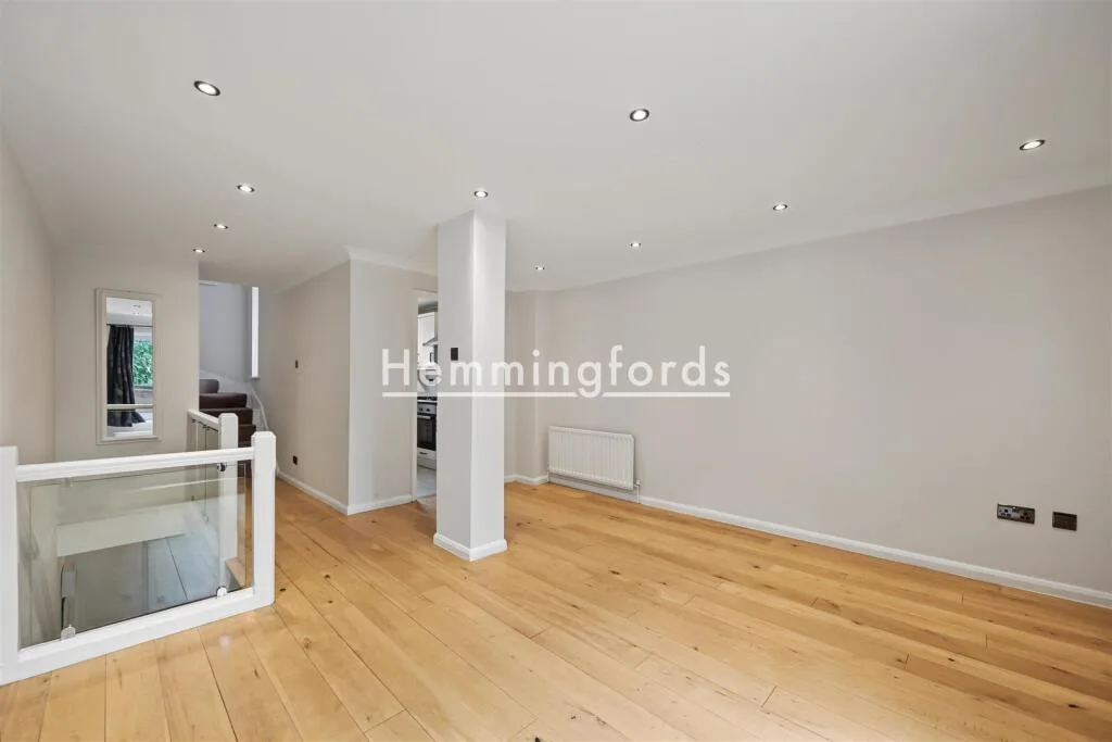 3 bedroom mews property for rent
