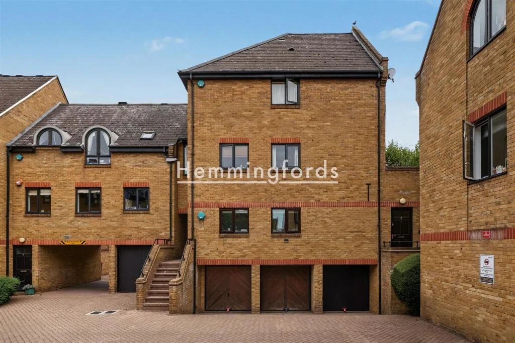 3 bedroom mews property for rent