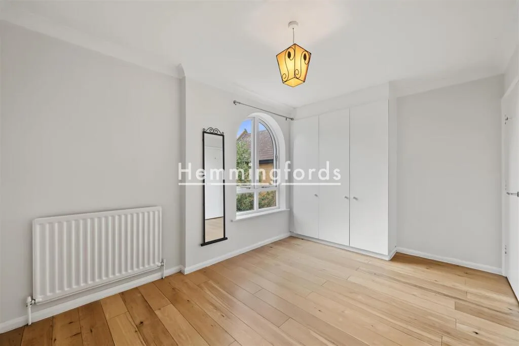 3 bedroom mews property for rent