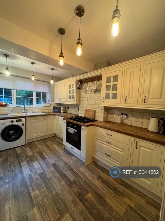3 bedroom semi-detached house for rent
