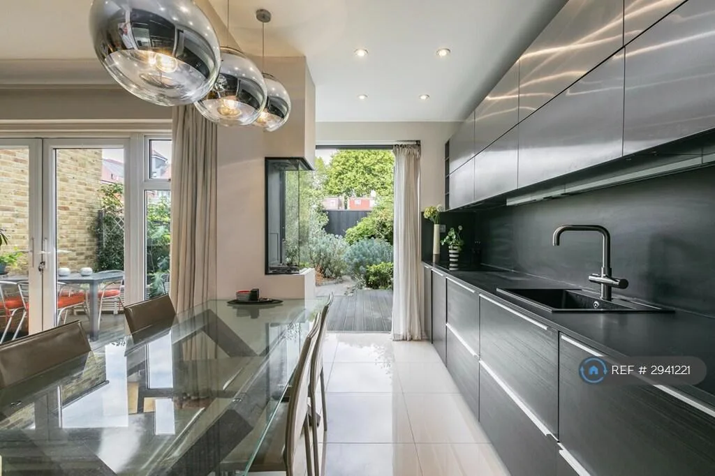 3 bedroom maisonette for rent