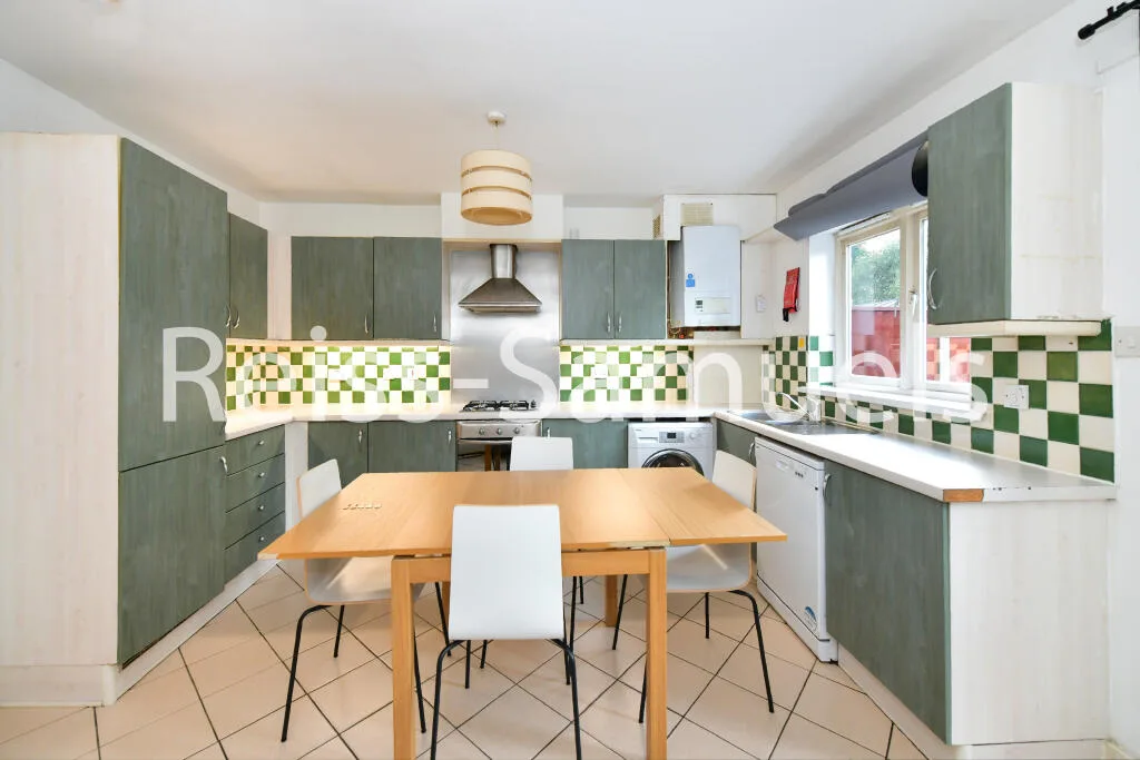 5 bedroom terraced house for rent
