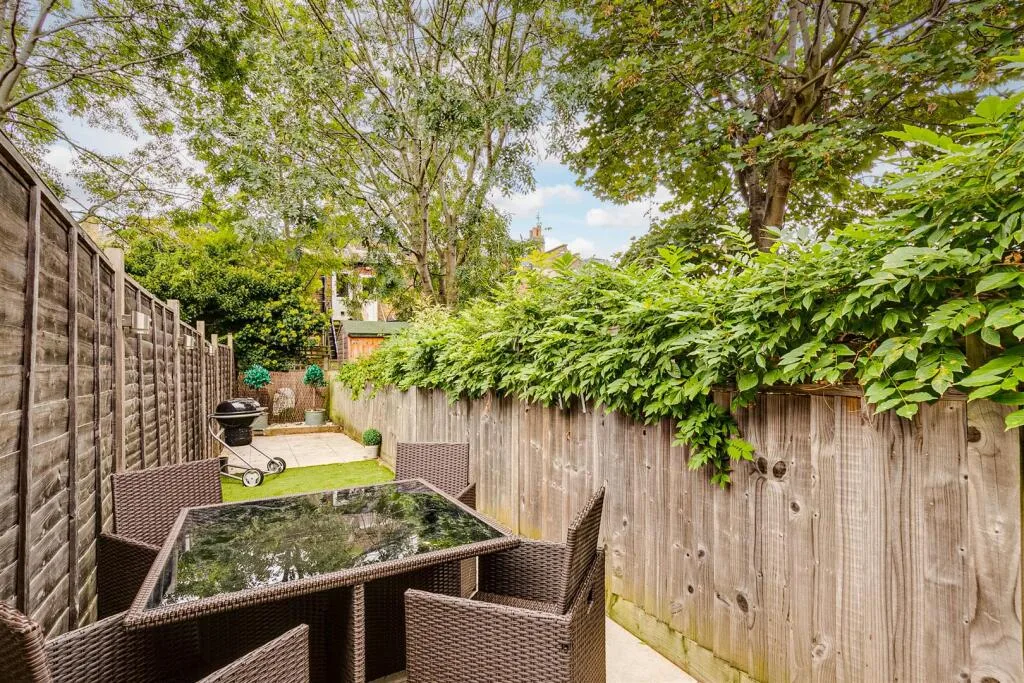 3 bedroom maisonette for rent