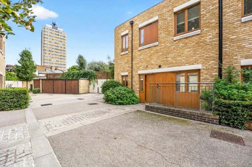 3 bedroom end of terrace house for rent