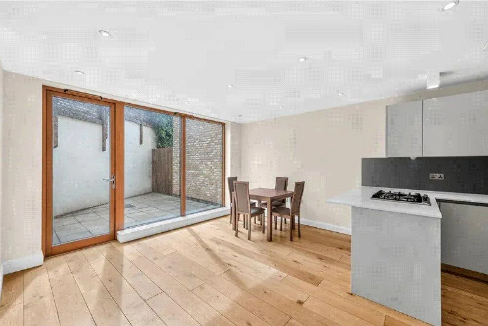3 bedroom end of terrace house for rent