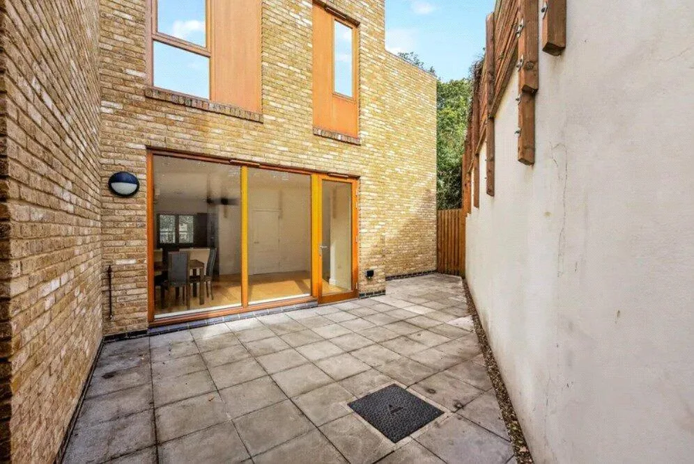 3 bedroom end of terrace house for rent
