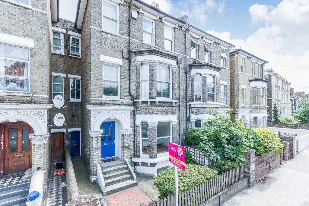 3 bedroom maisonette for rent