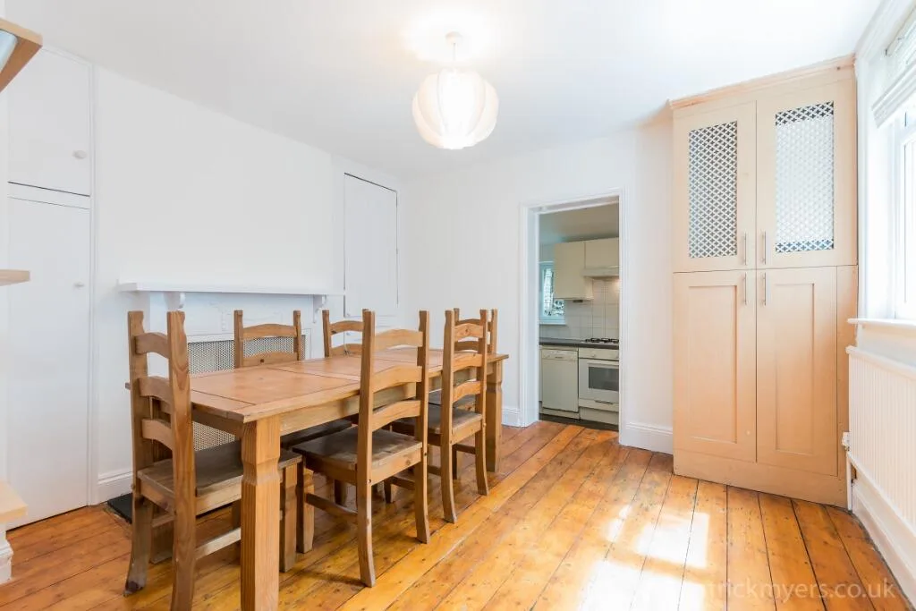 3 bedroom maisonette for rent