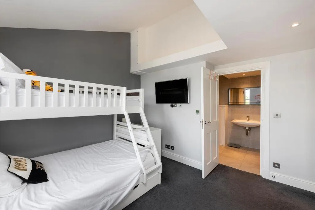 4 bedroom flat for rent