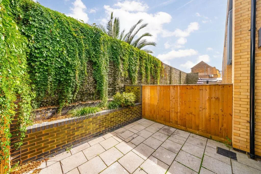 3 bedroom end of terrace house for rent