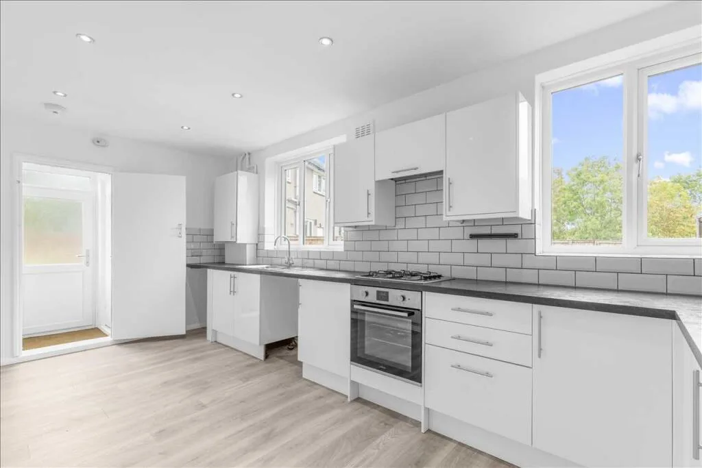 3 bedroom semi-detached house for rent