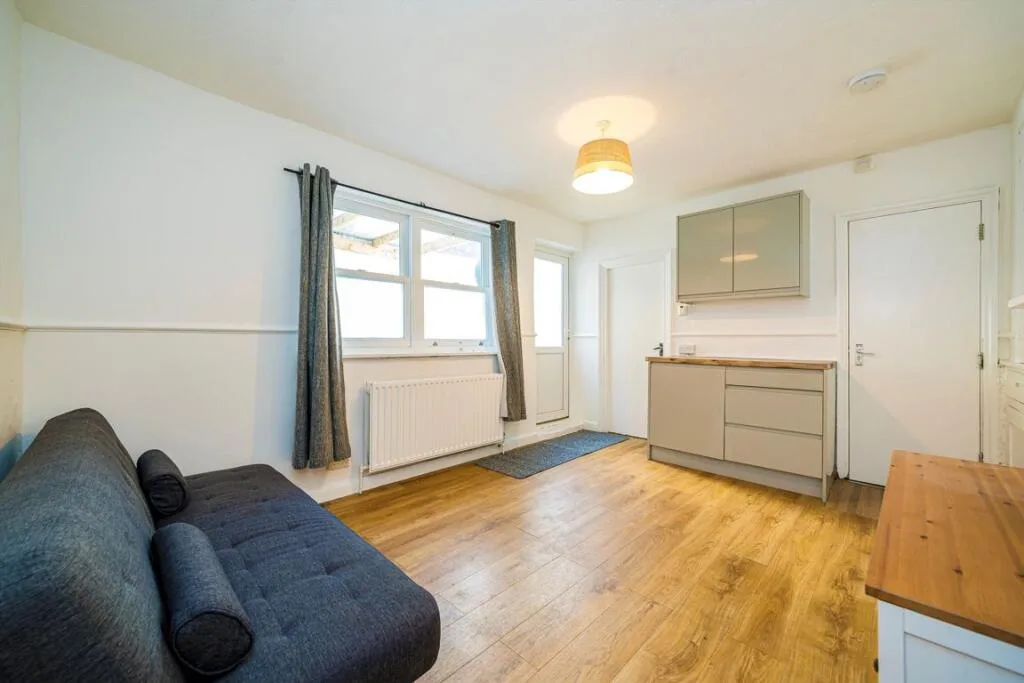 6 bedroom flat for rent