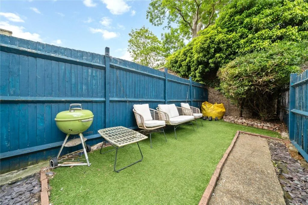 2 bedroom maisonette for rent