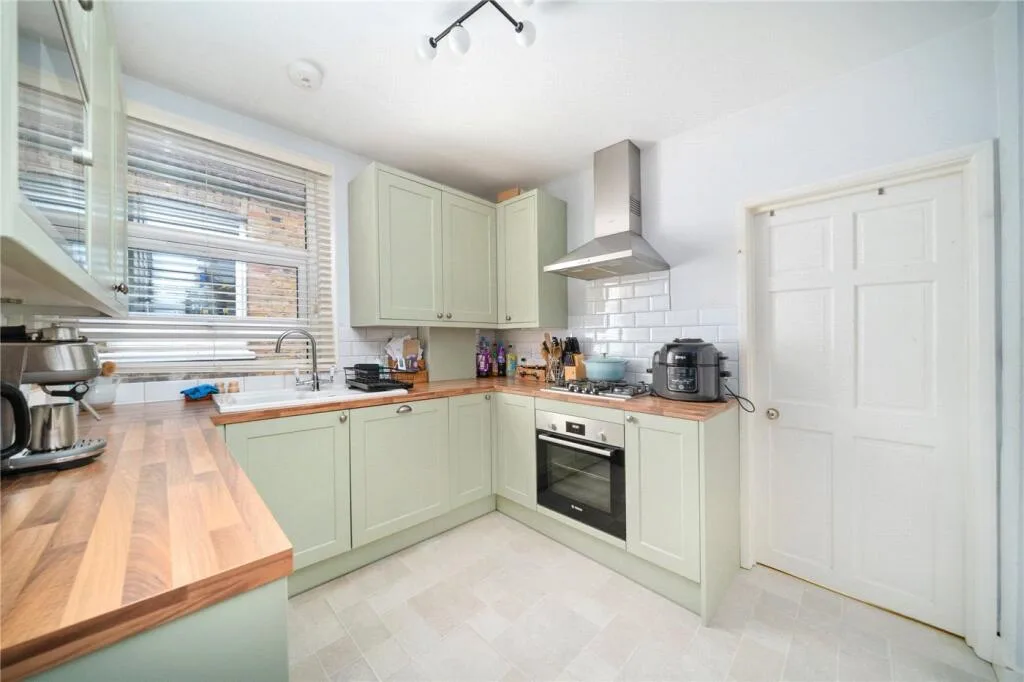 2 bedroom maisonette for rent