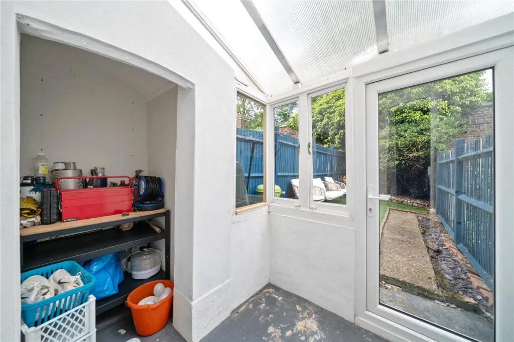 2 bedroom maisonette for rent