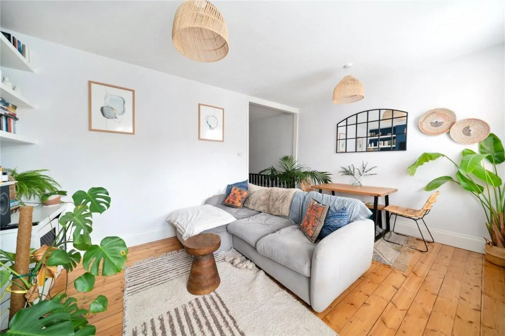 2 bedroom maisonette for rent