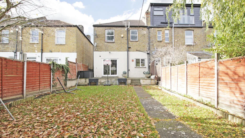 3 bedroom end of terrace house for rent