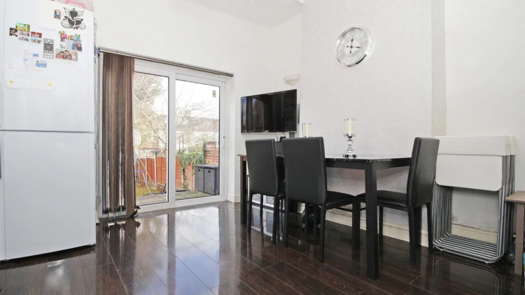 3 bedroom end of terrace house for rent