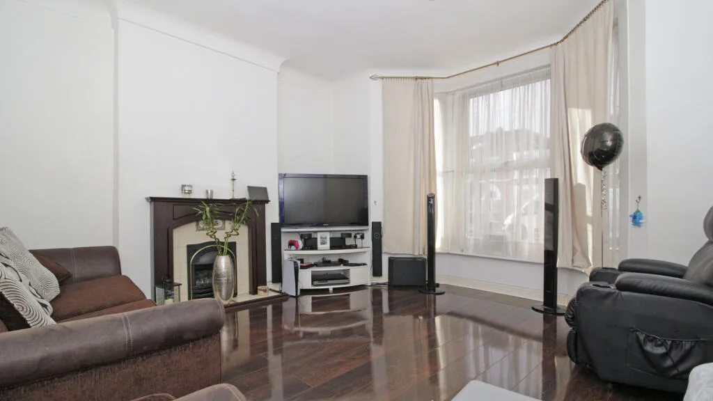 3 bedroom end of terrace house for rent