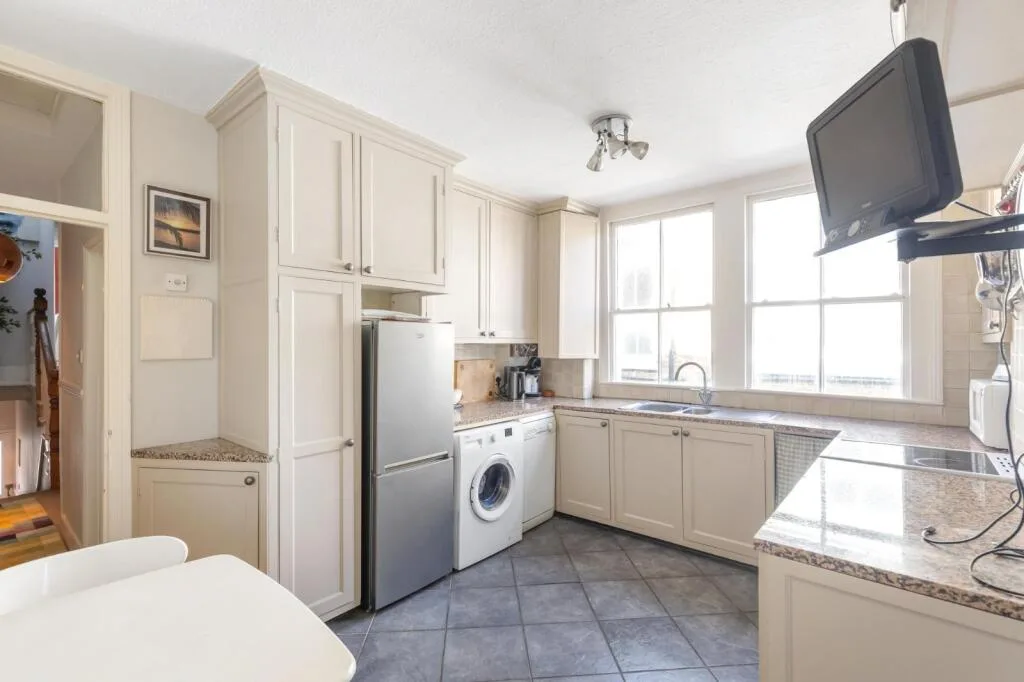 2 bedroom maisonette for rent