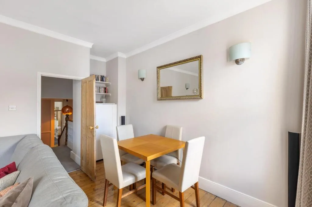 2 bedroom maisonette for rent