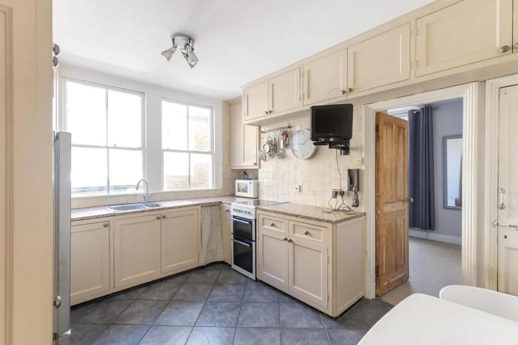 2 bedroom maisonette for rent
